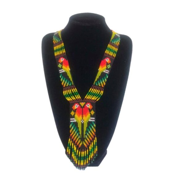 Collar Grande Tipo Corbata En Mostacilla Diseño Guacamayas