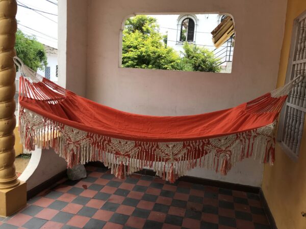 Hamaca Morroana En Algodón Color Naranja Con Guarniciones En Macrame Color Blanco Hueso