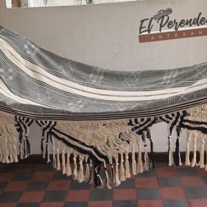 Típica Hamaca Paleteada Tejida En Hilo De Algodón Diseño Inspirado En Las Pintas Del Sombrero Vueltiao Con Guaniciones En Macrame