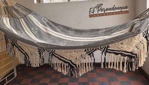 Típica Hamaca Paleteada Tejida En Hilo De Algodón Diseño Inspirado En Las Pintas Del Sombrero Vueltiao Con Guaniciones En Macrame