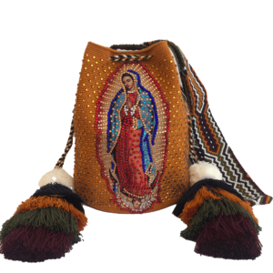 Mochila Wayuú Recamada En Pedrería Virgen Guadalupe Gasa En Macramé