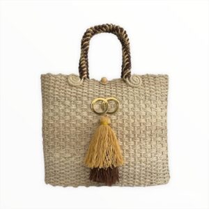 Bolso En Iraca Mediano Manija Trenzada Dorada Y Cafe Decorado Con Campanero Wayuu
